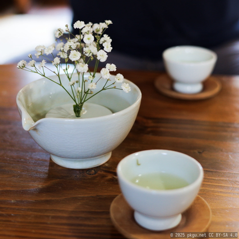 A Korean tea set with flowers.