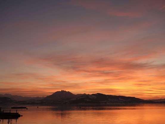 Blick über den See bei Sonnenuntergang.
