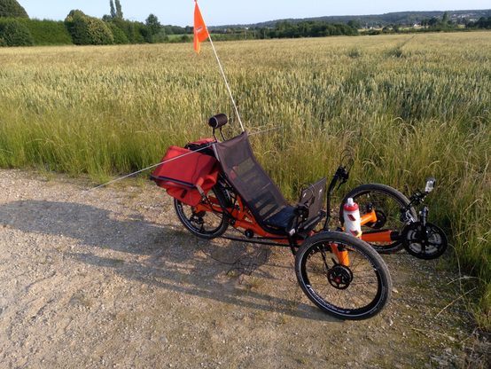3 wheel bike with an antenna at the back connected to a laptop thinkpad T400 waiting on the seat for some short wave listening