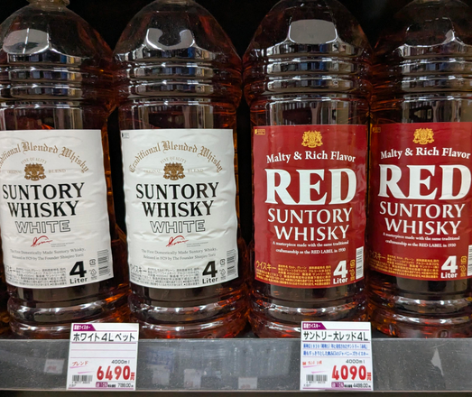 4x4 Liter Plastikflaschen mit Suntory Whisky.
Zwei mit weißem und zwei mit rotem Kabel.