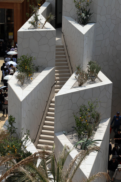 Ausschnitt des Pavillons von Saudi Arabien. 
Dreieckige Formen. Mit weißem Marmor verkleidet. Eine Treppe führt in der Mitte auf eine höhere Ebene. 