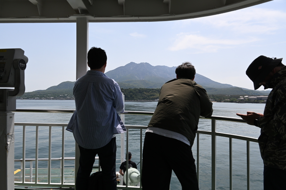 桜島フェリーにて
どんどん桜島が近づいてくる