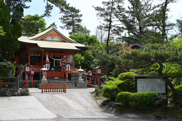 月讀神社境内
赤い色の社が建っている