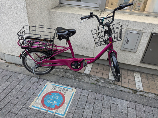Ein falsch geparktes pinkes Fahrrad.