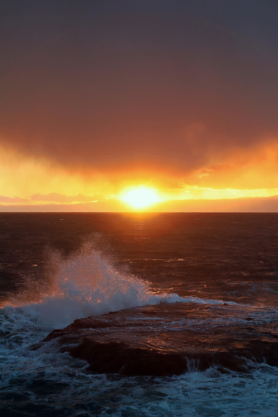 Nahender Sonnenuntergang an der etwas aufgepeitschten See an der Küste Enoshimas.
