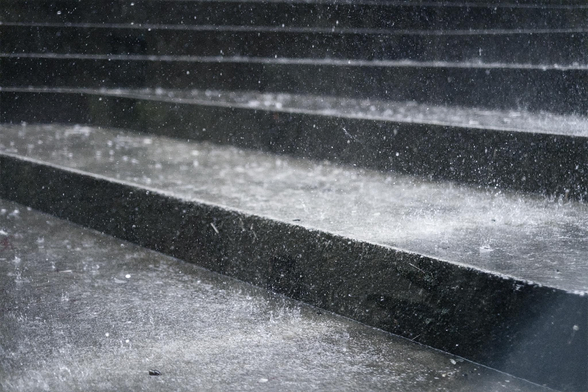 Escaleras de hormigon bajo la lluvia