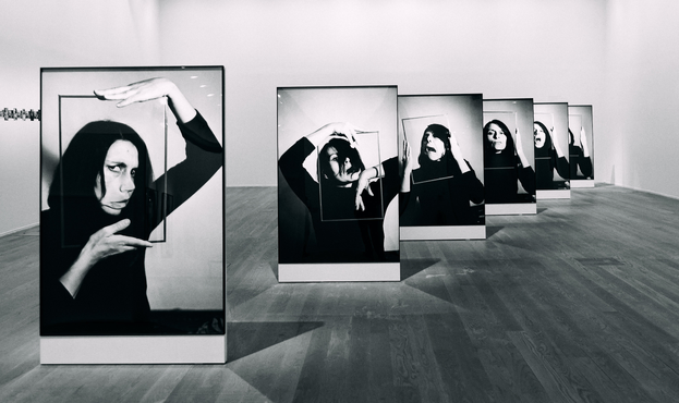 Photo d'une exposition sur l'oeuvre de Katalin Ladik, prise au musée Modernar Museet de Stockholm