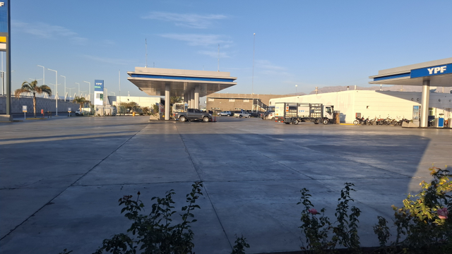 Tankstelle YPF. Sehr großzügig angelegt