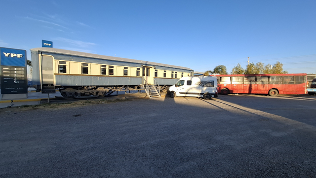 Standplatz neben einem Bahnwaggon. 