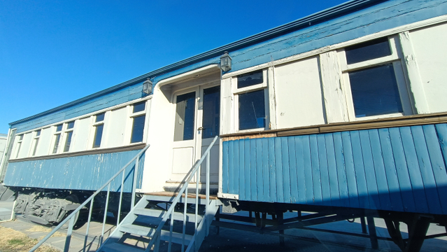 Büro und Bar in einem Bahnwaggon 