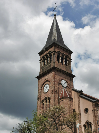 Clocher d'une église en grès rouge des Vosges