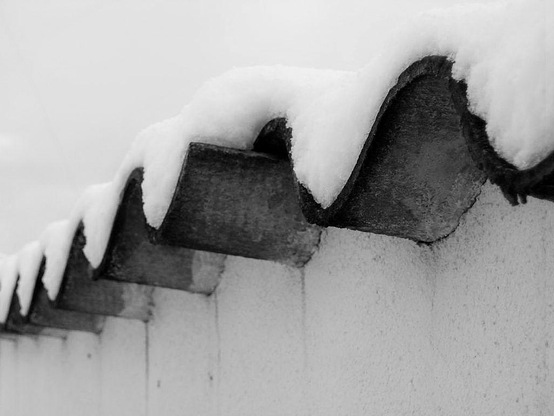 Tejado cubierto por la nieve.