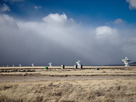Das VLA ist eine Anlage bestehend aus 27 Radioteleskopen mit je 25 Metern Durchmesser. Sie ist installiert auf einem Y-förmig angelegten Schienensystem von je 21 km Länge und kann auf diesem in verschiedenen Konfigurationen positioniert werden. 

Das Foto zeigt eine Prärielandschaft mit acht Teleskopen in einer Reihe bis zum Horizont. Ein Schneesturm zieht auf und verdüstert den Himmel.
