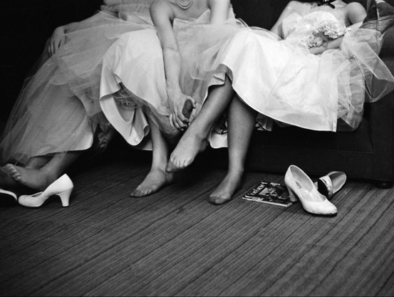 jeunes femmes ayant ôté leurs escarpins pour se reposer les pieds lors de leur premier grand bal