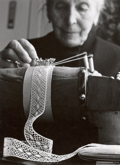 portrait d'une vieille femme travaillant sur une dentelle aux fuseaux