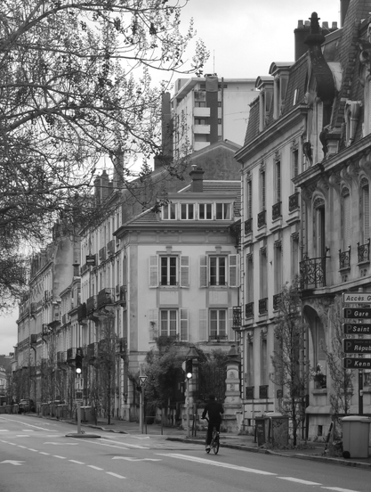 Rue de Nancy en noir et blanc, bâtiments du XIXe et du XXe siècle