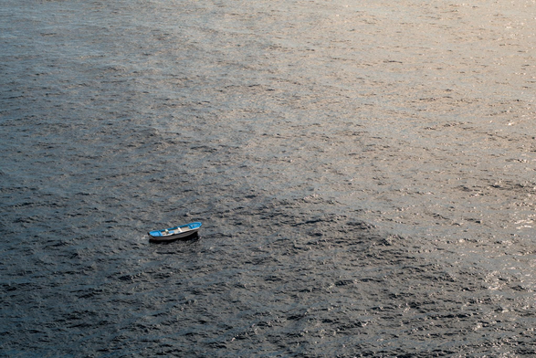 Un bote solitario en el oceano al atardecer
