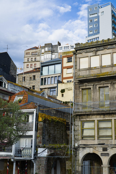 Fotografía de unos edificios en Vigo que parecen estar amontonados unos sobre otros