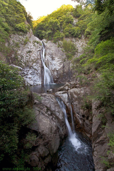 Auf zwei Ebenen ergießt sich ein Wasserfall in zwei kleine Seen.