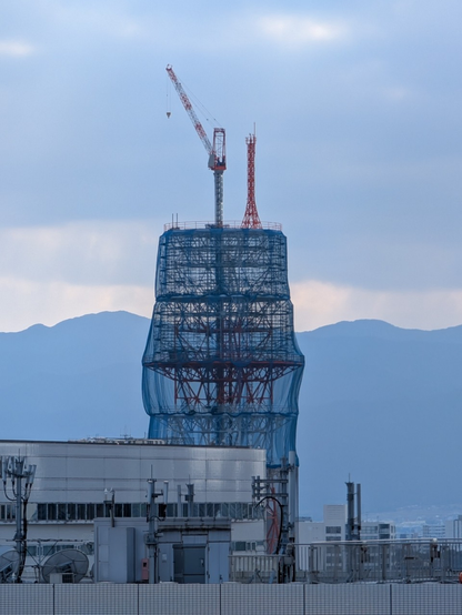 電波塔をアクロス福岡の屋上から見たところ。2025年2月。