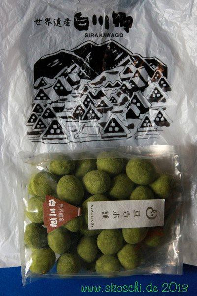 Ein Mitbringsel aus dem hübschen Shirakawa-go Dörfchen.
Nüsse mit Grünteepuderüberzug.