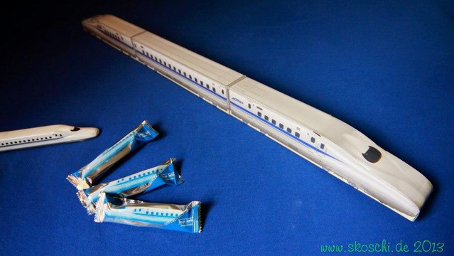 Im Eisenbahnmuseum von Nagoya gab es eine Pappschachtel, die äußerlich einem Shinkansen nachempfunden war.
Gefüllt war diese mit Baumkuchen. 