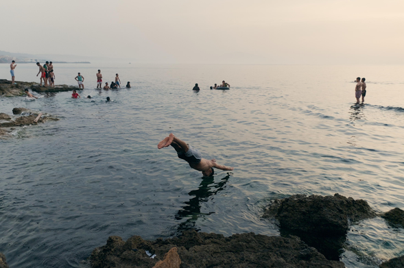 A guy captured before he touches the water while jumping in the sea