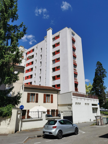 Immeuble blanc au soleil