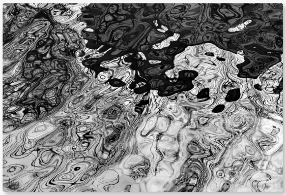 Wasser im Kanal: Leichter Wind sorgt für Bewegung und die Reflexionen der Bäume und Büsche sehen wie ein Hundertwasser-Gemälde in schwarz-weiß aus - mit Wassergeist.

Water in the canal: A light breeze creates movement and the reflections of the trees and bushes look like a Hundertwasser painting in black and white - with a water spirit.