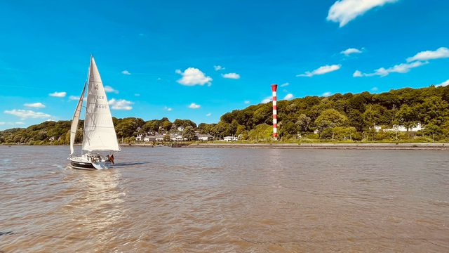 Segelboot im Wind vor dem Falkensteiner Ufer, Elbe, bei Hamburg 