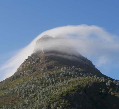 Wind verweht eine Wolke am Lion's Head bei Kapstadt