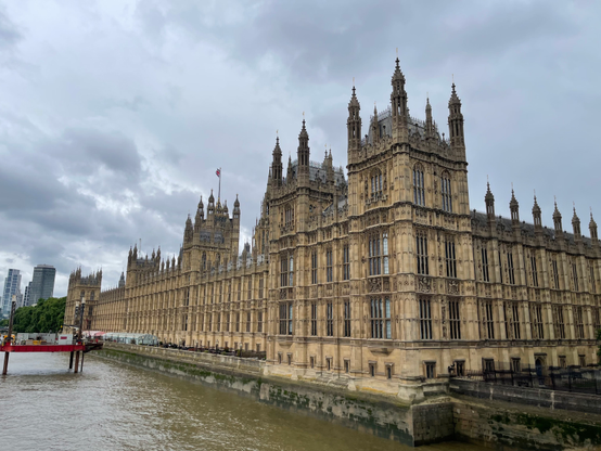 The parliament building next to River Thames