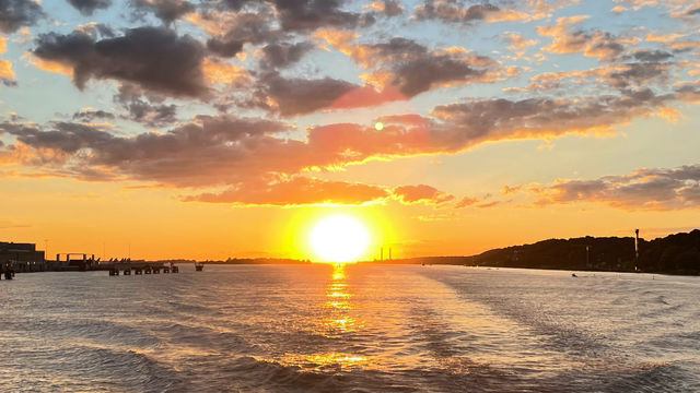 Sonnenuntergang auf der Elbe. 