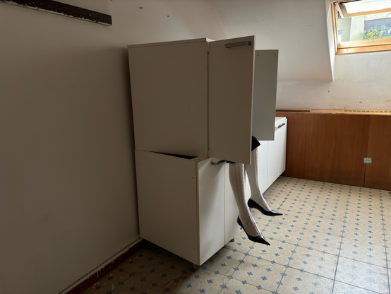 une femme s’apprête à sortir du placard de la cuisine pour affronter la semaine