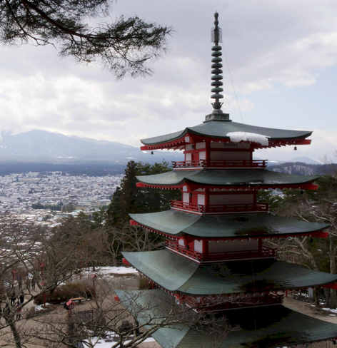 Die Chureito Pagode im japanischen Fujiyoshida, im Hintergrund der verhangene Fuji