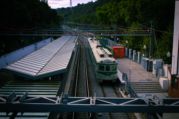The FCC class 400 "granota" train parked at the siding at Les Planes station, after coming from Rubí.