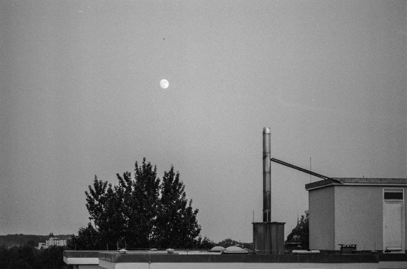  Hochhausdach mit Vollmond 