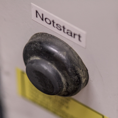 Notstartknopf in einem Rettungswagen, der die Zusatzbatterie zur Verfügung stellt, falls die Fahrzeugbatterie defekt ist.
