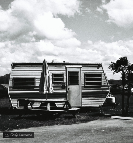 Roulotte de Camping en noir et blanc. Photographie par Cindy Cinnamon