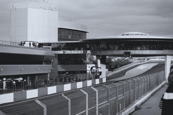 Recta principal y línea de meta del Circuito de Jerez, donde se ve el famoso ovni (un mirador encima de la pista). A la izquierda están los boxes. 