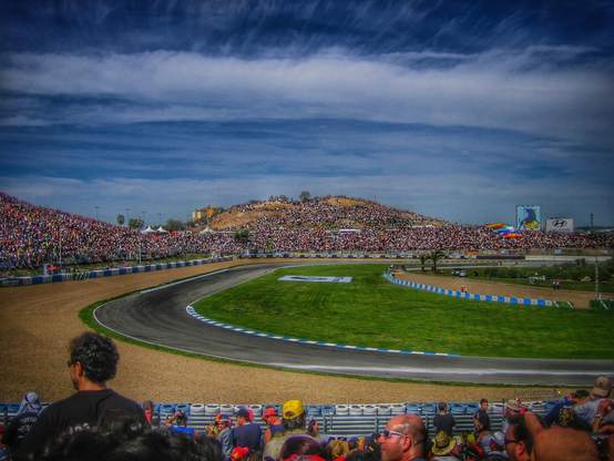 Circuito de Jerez lleno de aficionados en una carrera de MotoGP.