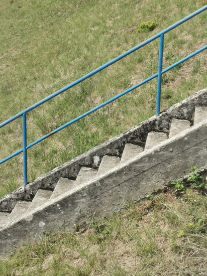 Escalier extérieur au milieu d'une pente herbeuse