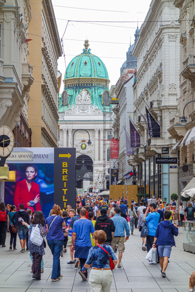 The crowded Kohlmarkt in Vienna, dome of the Hofburg at the end
