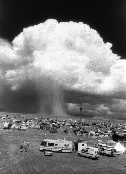 un nuage évoquant un champignon nucléaire au dessus d’un rassemblement de campeurs