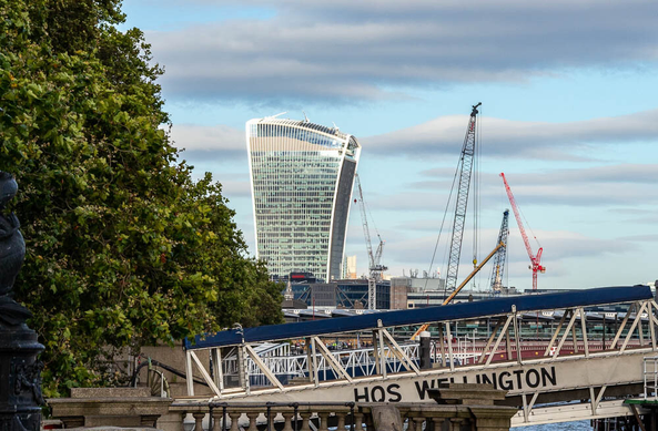 Das Hochhaus 20 Fenchurch Street in London, aufgenommen vom Victoria Embankment.