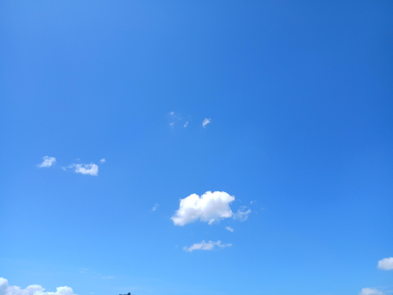 Langit biru dan awan putih