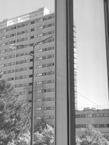 Immeuble en cours de réhabilitation et destruction partielle dans un quartier populaire.