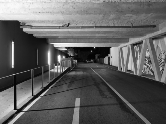 Passage souterrain à l'aube donnant sur le parking côté cœur d'un immeuble