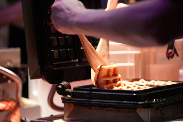Eine frische Waffel wird aus dem Waffeleisen befreit