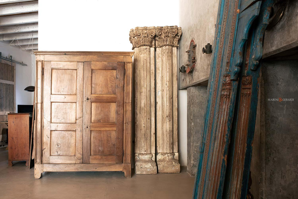 Nel nostro showroom e sul nostro sito web, puoi esplorare un assortimento eclettico di arredi vintage che spaziano dai romantici mobili da giardino agli eleganti pezzi antichi, passando per i classici degli anni ’50, ’60 e ’70. Offriamo una selezione di divani, poltrone da parruccheria, sedie, sgabelli e autentici complementi d’arredo vintage, tra cui appendiabiti, manichini, specchi e quadri. Inoltre, troverai una vasta scelta di lampade, lampadari, ceramiche, vetri e oggetti da collezione, tutti autentici e pronti per il noleggio.